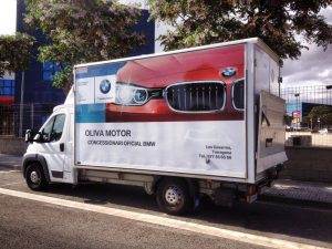RetolaciÃ³ amb vinil d'impressiÃ³ per a vehicle d'Oliva Motors