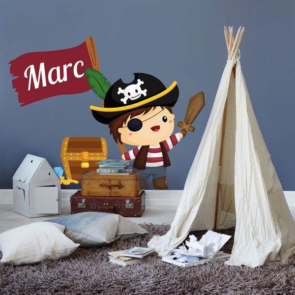 Simpatica il·lustració de pirata amb cofre del tresor i una bandera on es pot personalitzar el nom del nen, escriu-lo a l'apartat de descripció del producte i te'l farem arribar a casa totalment personalitzat!