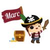 Simpatica il·lustració de pirata amb cofre del tresor i una bandera on es pot personalitzar el nom del nen, escriu-lo a l'apartat de descripció del producte i te'l farem arribar a casa totalment personalitzat!